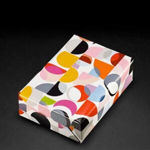 Verpackungsbeispiel vom Geschenkpapier Ontario - 30129;  Stichwörter: Geschenkpapier, Geschenkverpackung, Geschenkpapierrollen, mittelgroß, Muster, Kreise; 