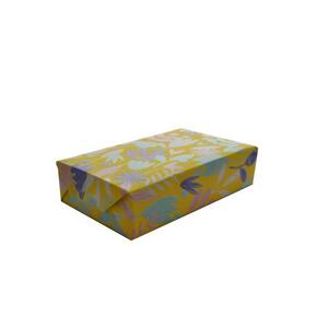 Verpackungsbeispiel vom Geschenkpapier Lanea, gelb - 921001;  Stichwörter: Geschenkpapier, Geschenkverpackung, Geschenkpapierrollen, mittelgroß, Pflanzen; 