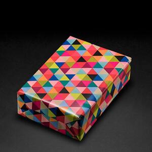 Verpackungsbeispiel vom Geschenkpapier Prisma - 30277;  Stichwörter: Geschenkpapier, Geschenkverpackung, Geschenkpapierrollen, Muster, klein, Dreiecke; 