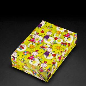 Verpackungsbeispiel vom Geschenkpapier Königskinder, limette - 30701;  Stichwörter: Geschenkpapier, Geschenkverpackung, Geschenkpapierrollen, mittelgroß, Kindermotiv, Blumen; 
