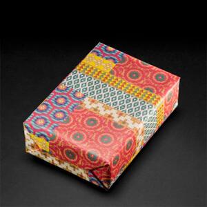 Verpackungsbeispiel vom Geschenkpapier Marokko - 30733;  Stichwörter: Geschenkpapier, Geschenkverpackung, Geschenkpapierrollen, Muster, mittelgroß; 