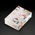 Verpackungsbeispiel vom Geschenkpapier Norway - 39999;  Stichwörter: Geschenkpapier, Geschenkverpackung, Geschenkpapierrollen, mittelgroß, Kindermotiv, Weihnachten; 