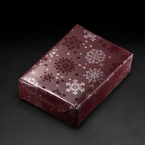 Verpackungsbeispiel vom Geschenkpapier Cristallo, bordeaux - 59919;  Stichwörter: Geschenkpapier, Geschenkverpackung, Geschenkpapierrollen, mittelgroß, Weihnachten, Sterne; 