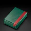 Verpackungsbeispiel vom Geschenkpapier Kraft, dunkelgrün/ rot - 60019;  Stichwörter: Geschenkpapier, Geschenkverpackung, Geschenkpapierrollen, einfarbig, zweiseitig, Kraftpapier; 