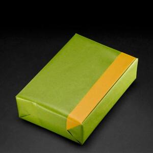 Verpackungsbeispiel vom Geschenkpapier Kraft, kiwigrün/ maisgelb - 60030;  Stichwörter: Geschenkpapier, Geschenkverpackung, Geschenkpapierrollen, einfarbig, zweiseitig, Kraftpapier; 