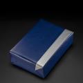 Verpackungsbeispiel vom Geschenkpapier Kraft, blau/ silber - 60070;  Stichwörter: Geschenkpapier, Geschenkverpackung, Geschenkpapierrollen, einfarbig, zweiseitig, Kraftpapier; 