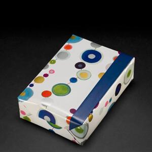 Verpackungsbeispiel vom Geschenkpapier Padua, weiß/ blau - 60110;  Stichwörter: Geschenkpapier, Geschenkverpackung, Geschenkpapierrollen, Muster, mittelgroß, Kreise, zweiseitig; 