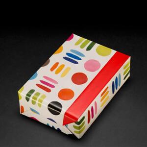 Verpackungsbeispiel vom Geschenkpapier Dakota, weiß/ rot - 60150;  Stichwörter: Geschenkpapier, Geschenkverpackung, Geschenkpapierrollen, Muster, klein, Kreise, Streifen, zweiseitig; 