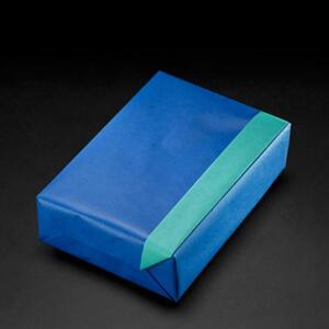 Verpackungsbeispiel vom Geschenkpapier Kraft, mittelblau/ jadeblau - 60160;  Stichwörter: Geschenkpapier, Geschenkverpackung, Geschenkpapierrollen, einfarbig, zweiseitig, Kraftpapier; 