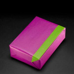 Verpackungsbeispiel vom Geschenkpapier Kraft, violett/ hellgrün - 60199;  Stichwörter: Geschenkpapier, Geschenkverpackung, Geschenkpapierrollen, einfarbig, zweiseitig, Kraftpapier; 