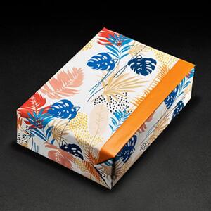 Verpackungsbeispiel vom Geschenkpapier Sabah, creme/ orange - 60208;  Stichwörter: Geschenkpapier, Geschenkverpackung, Geschenkpapierrollen, Blumen, groß, zweiseitig; 
