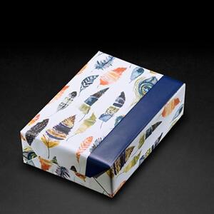 Verpackungsbeispiel vom Geschenkpapier Torino, weiß/ naviblau - 60216;  Stichwörter: Geschenkpapier, Geschenkverpackung, Geschenkpapierrollen, Muster, mittelgroß, zweiseitig; 