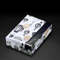 Verpackungsbeispiel vom Geschenkpapier Montgolfiére, weiß/ schwarz - 60219;  Stichwörter: Geschenkpapier, Geschenkverpackung, Geschenkpapierrollen, Muster, Reise, Texte, zweiseitig; 
