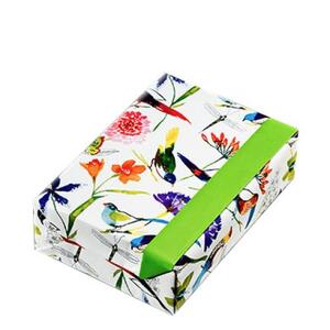 Verpackungsbeispiel vom Geschenkpapier Manaus, weiß/ apfelgrün - 60221;  Stichwörter: Geschenkpapier, Geschenkverpackung, Geschenkpapierrollen, Tiere, Blumen, mittelgroß, zweiseitig; 