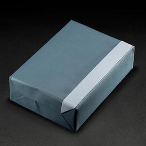 Verpackungsbeispiel vom Geschenkpapier Vollton, stahlblau/ hellblau - 60244;  Stichwörter: Geschenkpapier, Geschenkverpackung, Geschenkpapierrollen, einfarbig, zweiseitig; 