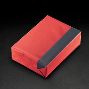 Verpackungsbeispiel vom Geschenkpapier Vollton, rot/ stahlblau - 60286;  Stichwörter: Geschenkpapier, Geschenkverpackung, Geschenkpapierrollen, einfarbig, zweiseitig, Recycling; 
