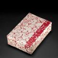 Verpackungsbeispiel vom Geschenkpapier Victoria, rot/ negativdruck - 70216;  Stichwörter: Geschenkpapier, Geschenkverpackung, Geschenkpapierrollen, ; 