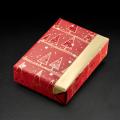 Verpackungsbeispiel vom Geschenkpapier Alpach, rot/ gold - 79821;  Stichwörter: Geschenkpapier, Geschenkverpackung, Geschenkpapierrollen, ; 